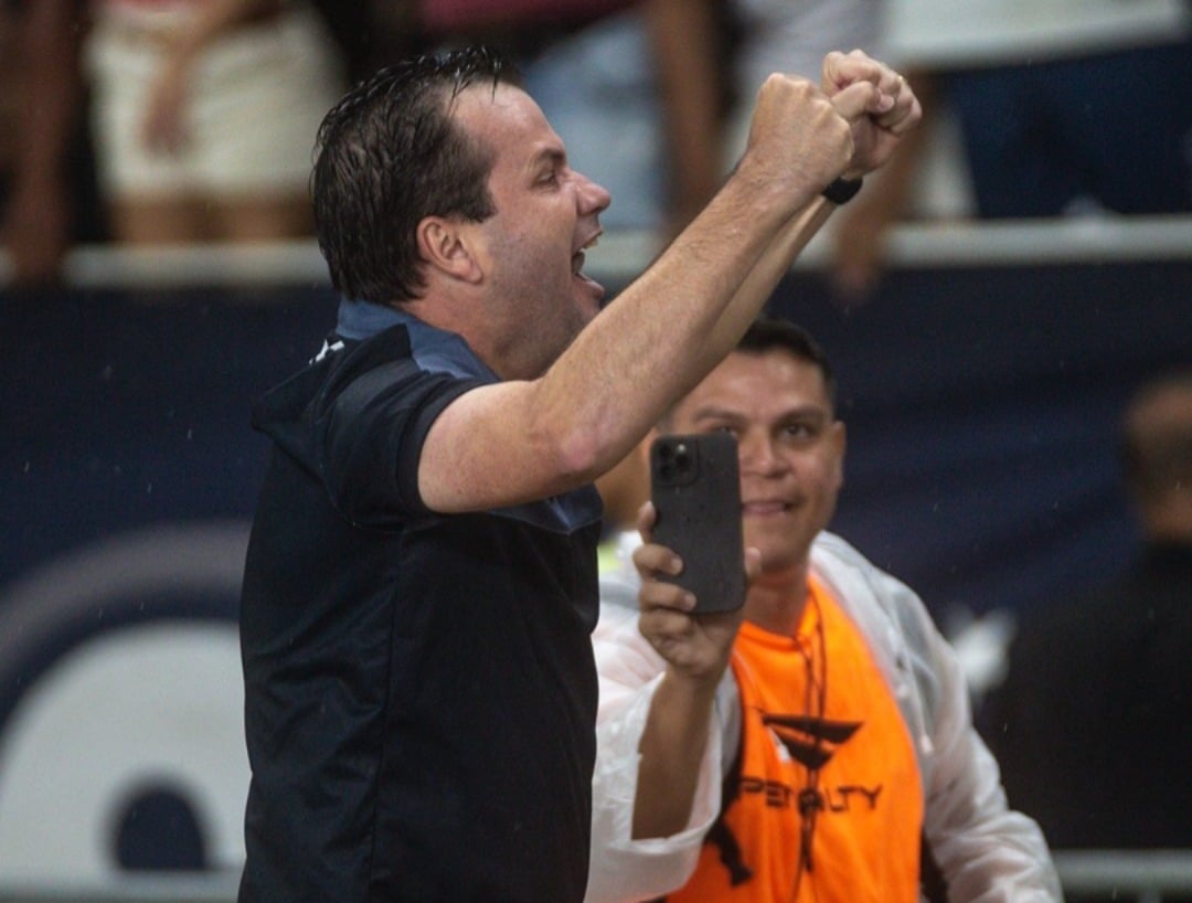 Daniel Paulista comemorou muito o título - 