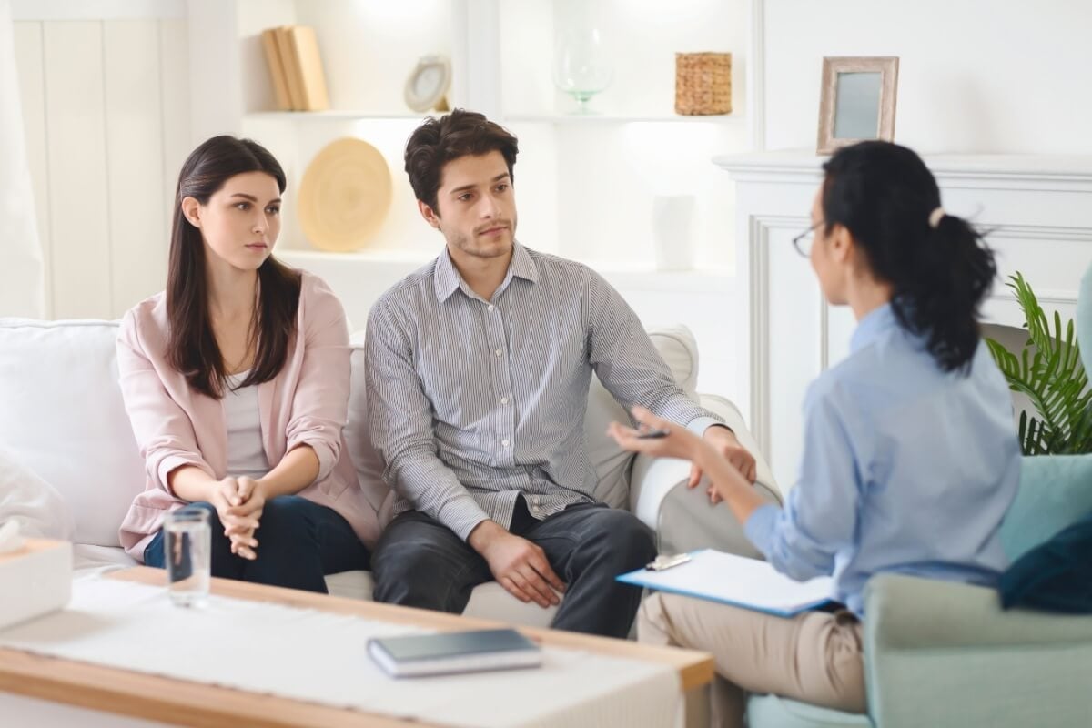 A terapia de reprocessamento generativo ajuda a resolver questões no relacionamento amoroso (Imagem: Prostock-studio | Shutterstock) 
