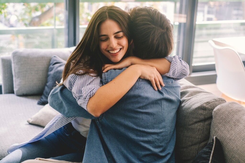 Acessando a memória profunda, a terapia de reprocessamento generativo ajuda os casais a superarem traumas (Imagem: simona pilolla 2 | Shutterstock) 