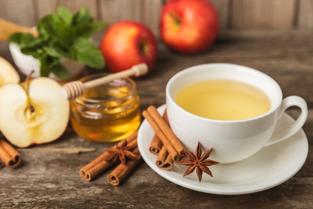 Chá de maçã com canela e anis-estrelado (Imagem: Avocado_studio | Shutterstock)