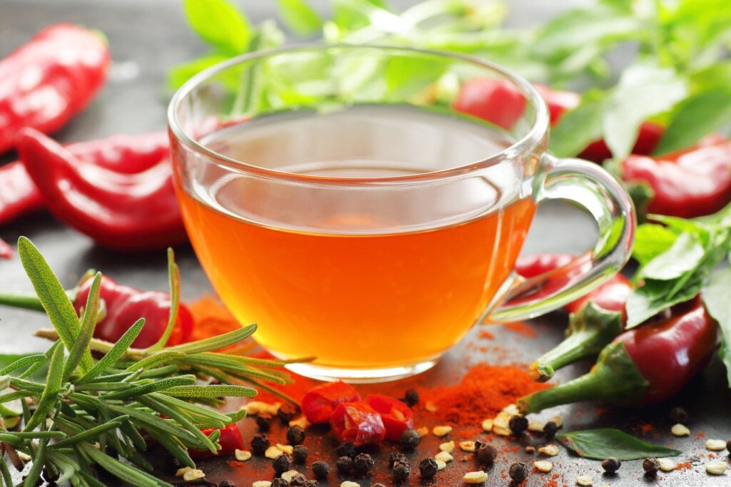 Chá de pimenta com alecrim (Imagem: teatian | Shutterstock)