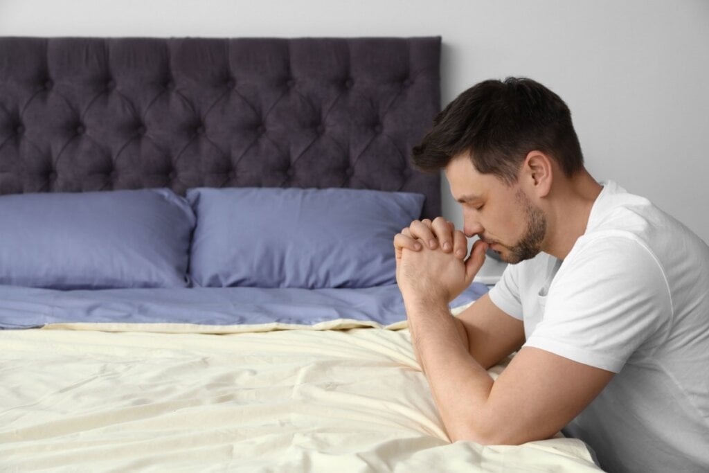 É possível rezar ao anjo da guarda para proteção da pessoa amada (Imagem: New Africa | Shutterstock)