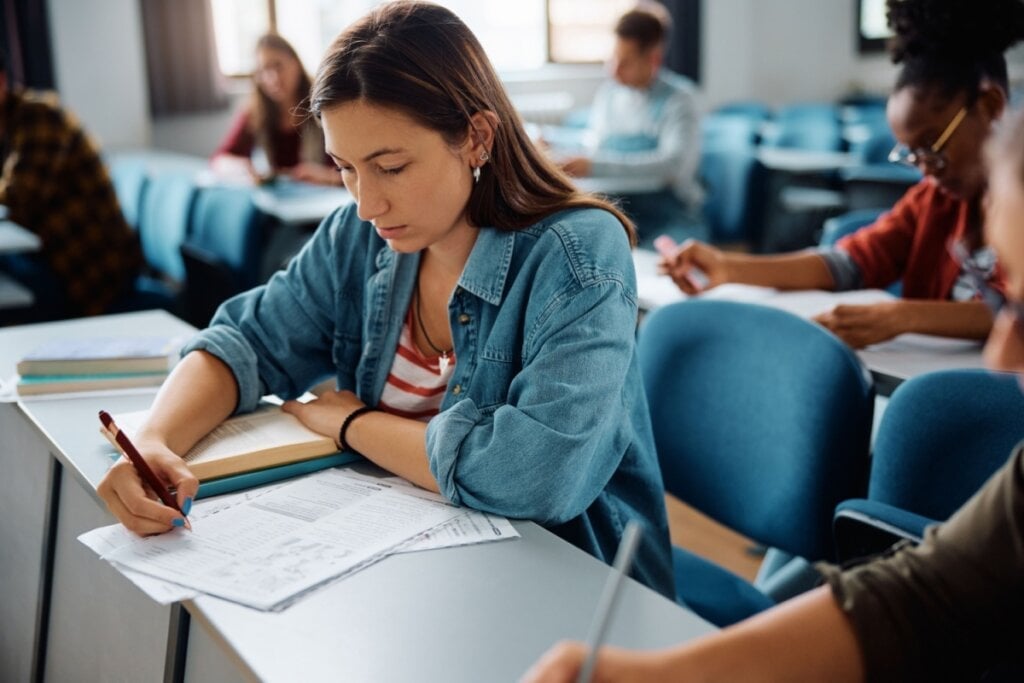 Os simulados ajudam na preparação para as provas (Imagem: Drazen Zigic |  Shutterstock)