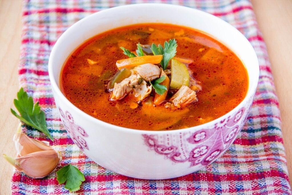 Sopa de frango com vegetais (Imagem: Lapina Maria | Shutterstock)