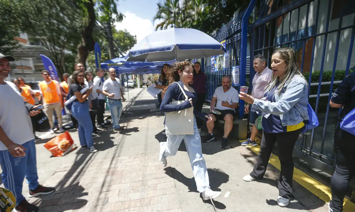 Estudante correndo para chegar a tempo de realizar a prova do Enem.