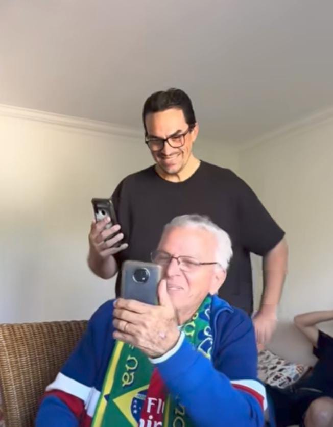 Imagem - Filho prega peça no pai com vídeo chamada; assista