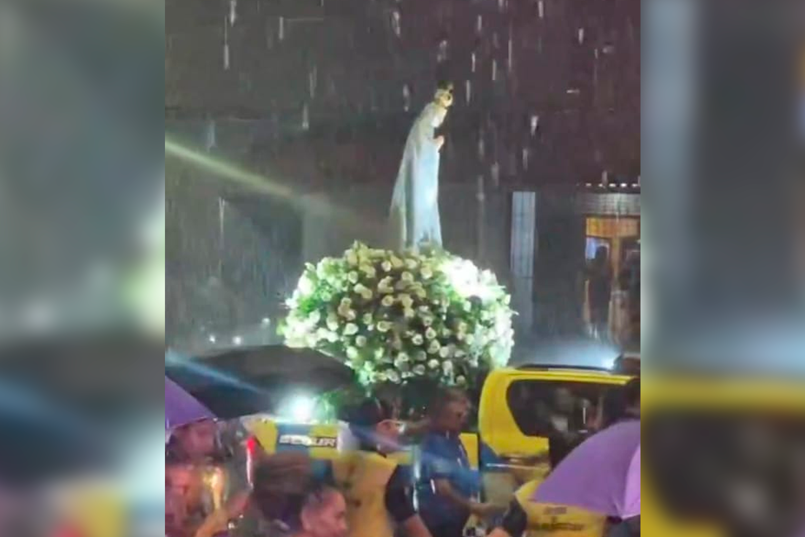 Imagem - Devotos enfrentam forte chuva durante Procissão Luminosa no bairro de Fátima, em Belém