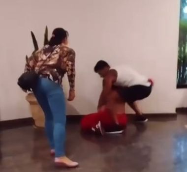 Imagem - Vídeo: influenciadora é agredida por sogra enquanto ex a imobiliza