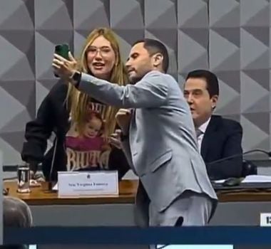 Imagem - Durante CPI com Virgínia, senador defende e tira selfie com influenciadora ; assista
