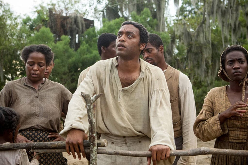&#8220;12 anos de escravidão&#8221; mostra a história do violinista Solomon, que é sequestrado e vendido como escravizado (Imagem: Reprodução Digital | Prime Video)