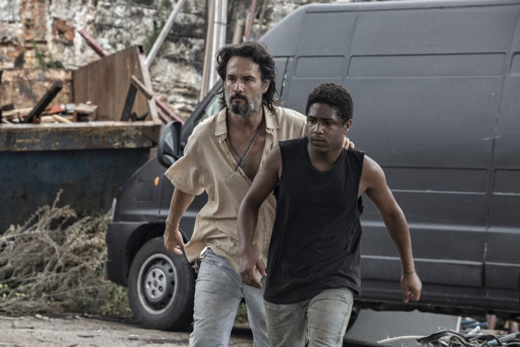 &#8220;7 Prisioneiros&#8221; segue Mateus, que fica preso na escravidão moderna ao aceitar um trabalho em um ferro-velho em São Paulo (Imagem: Reprodução Digital | Netflix)