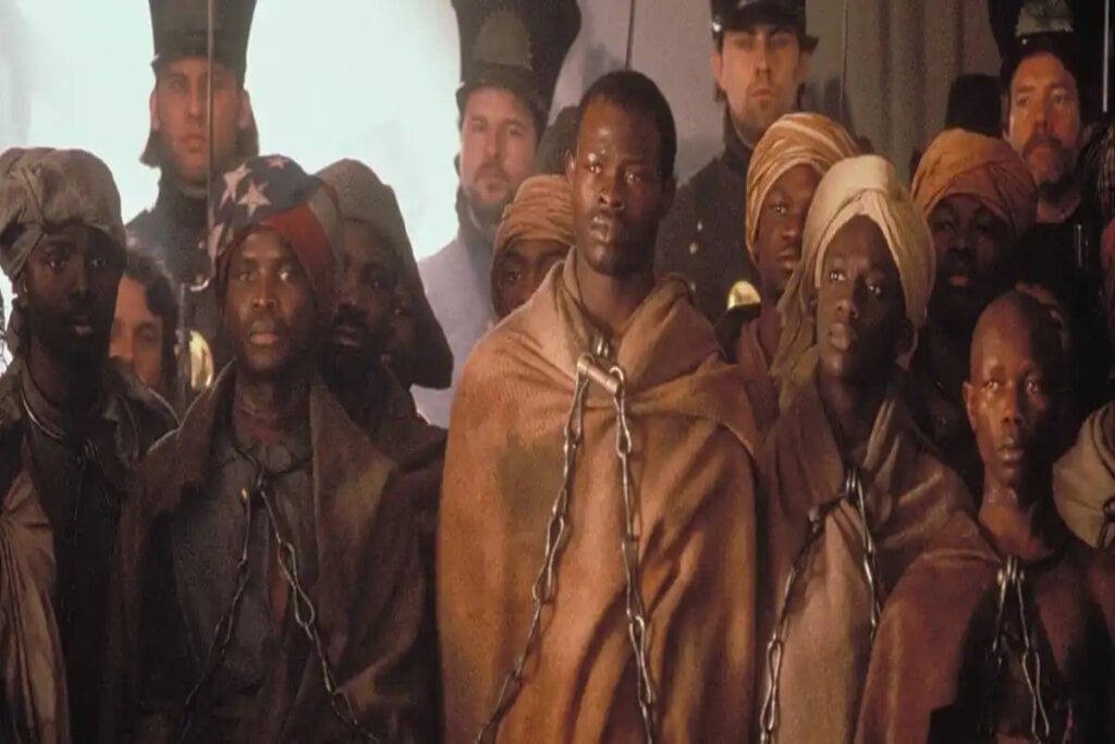 &#8220;Amistad&#8221; mostra um navio negreiro espanhol capturado pelo Estados Unidos (Imagem: Reprodução Digital | DreamWorks SKG e HBO)