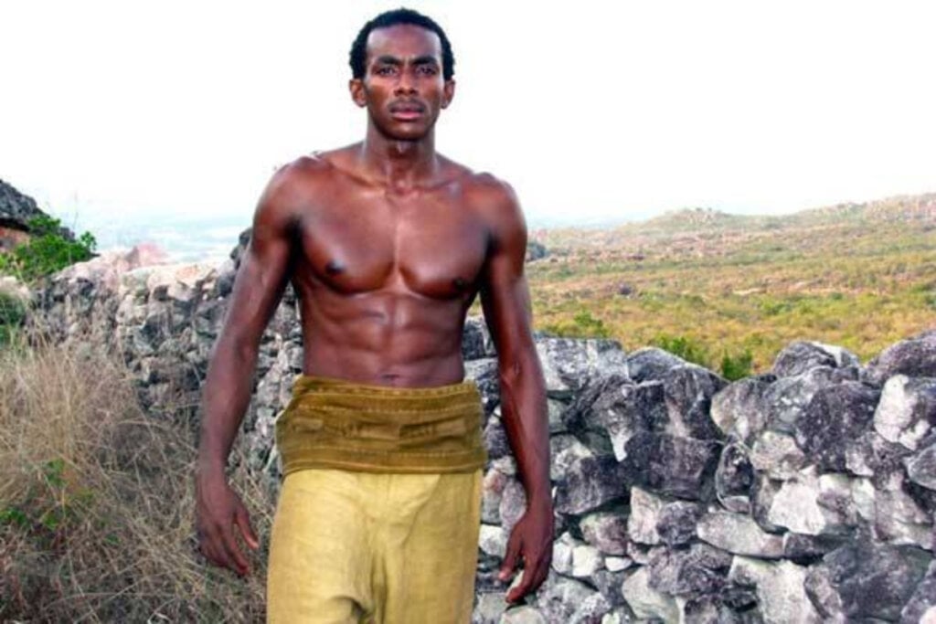 &#8220;Besouro&#8221; é inspirado na história real de um lutador de capoeira que busca a liberdade para seu povo (Imagem: Reprodução Digital | Globo Filmes)