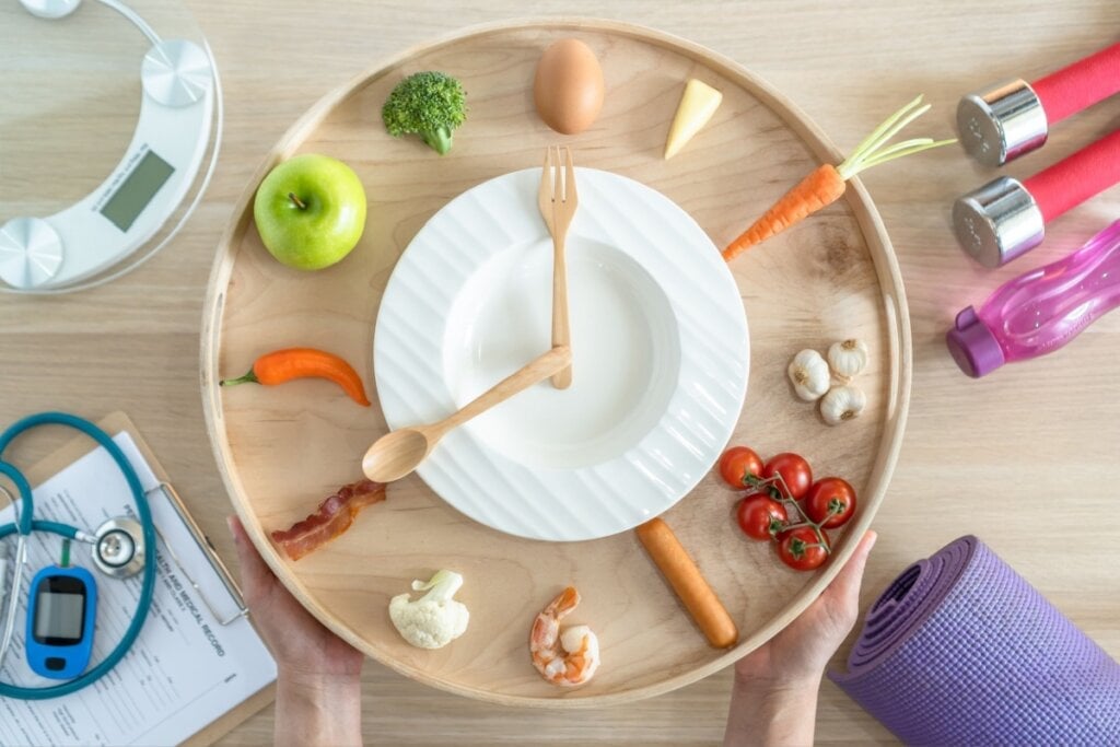 A má alimentação contribui para o desenvolvimento de doenças crônicas (Imagem: Chinnapong | Shutterstock)