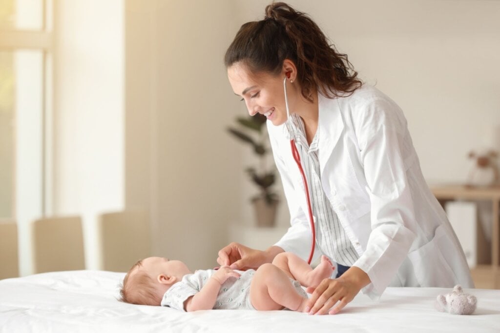O acompanhamento com o pediatra é fundamental para o tratamento da APLV (Imagem: Pixel-Shot | Shutterstock)