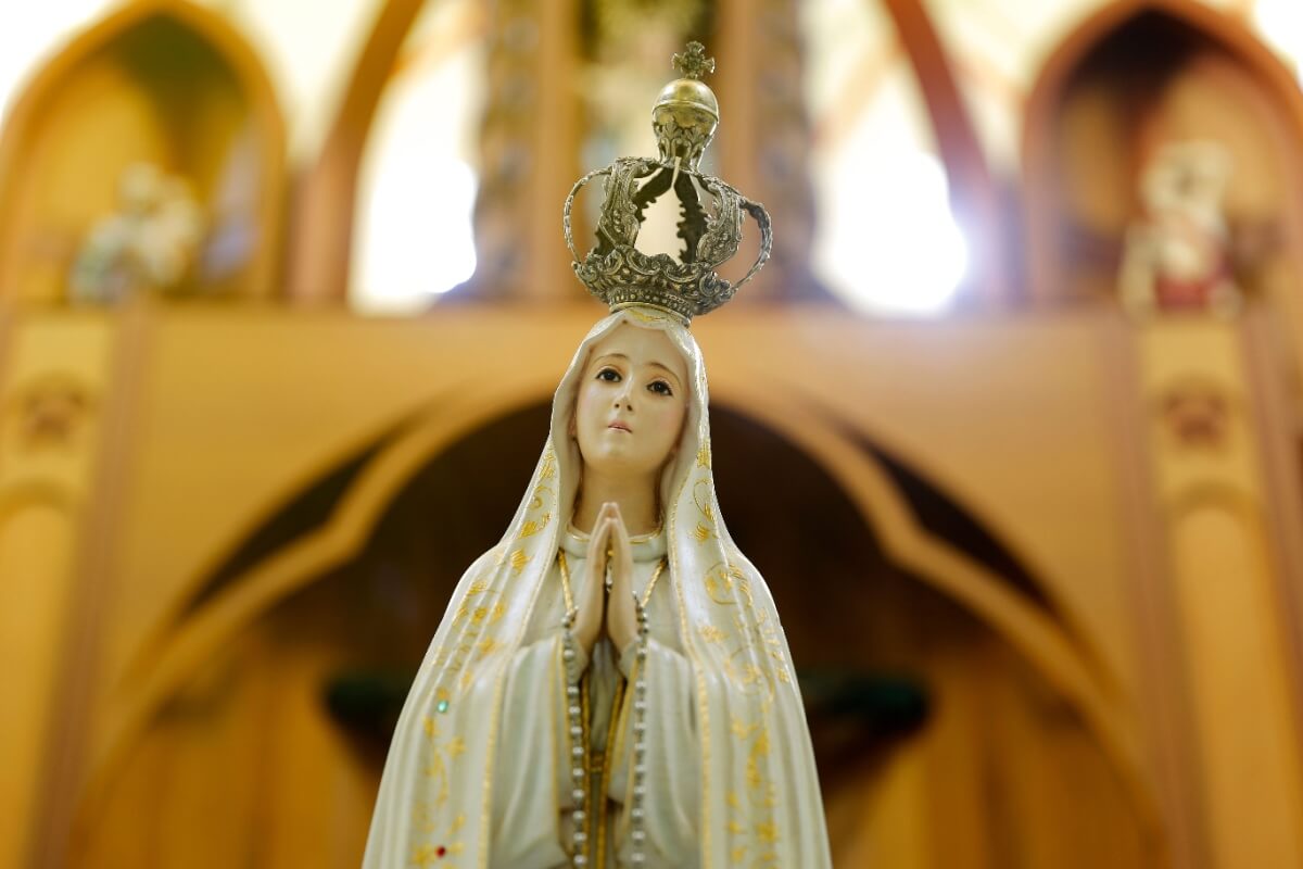 O Dia de Nossa Senhora de Fátima simboliza a importância da fé, da esperança e da intercessão divina em momentos de adversidade (Imagem: Sidney de Almeida | Shutterstock)