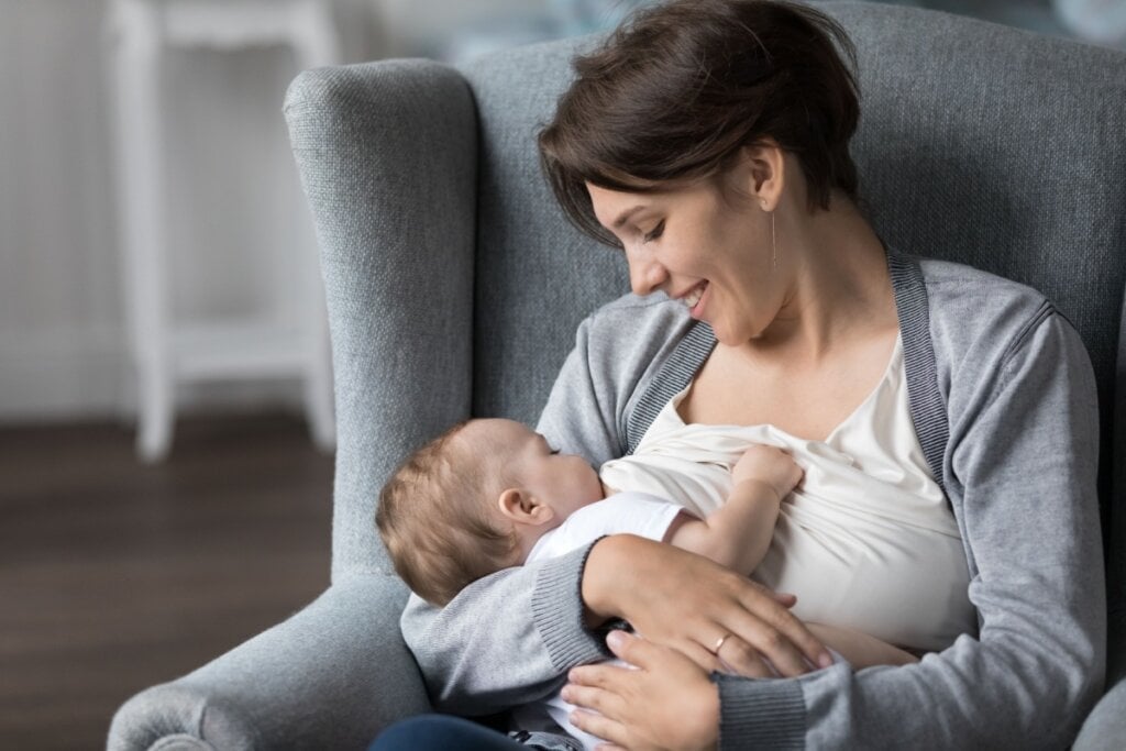 O leite materno tem efeito protetor ao bebê (Imagem: fizkes | Shutterstock)