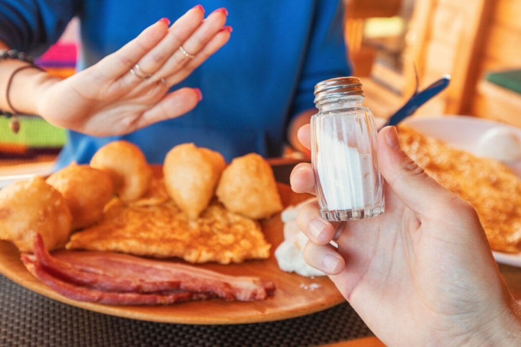 Reduzir o sal aos poucos ajuda na adaptação do paladar (Imagem: frantic00 | Shutterstock)