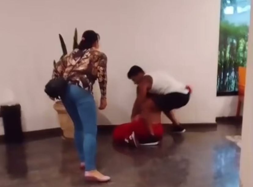 Imagens da câmera de segurança do prédio onde tudo aconteceu mostram Vanessa Cunha sendo agredida com socos e pontapés pela ex-sogra com a ajuda do filho dela.