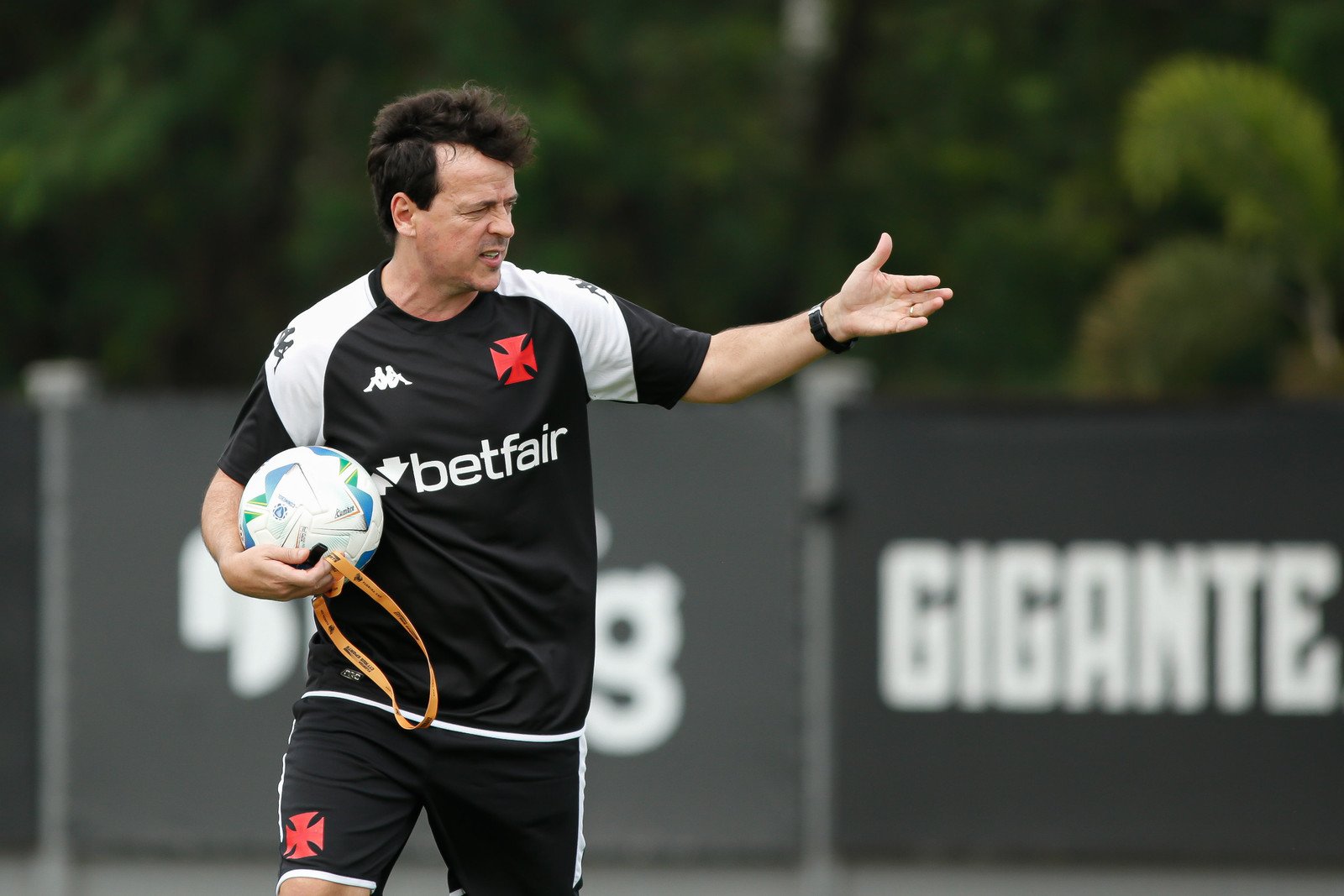 Jogo será a estreia do técnico Fernando Diniz - 