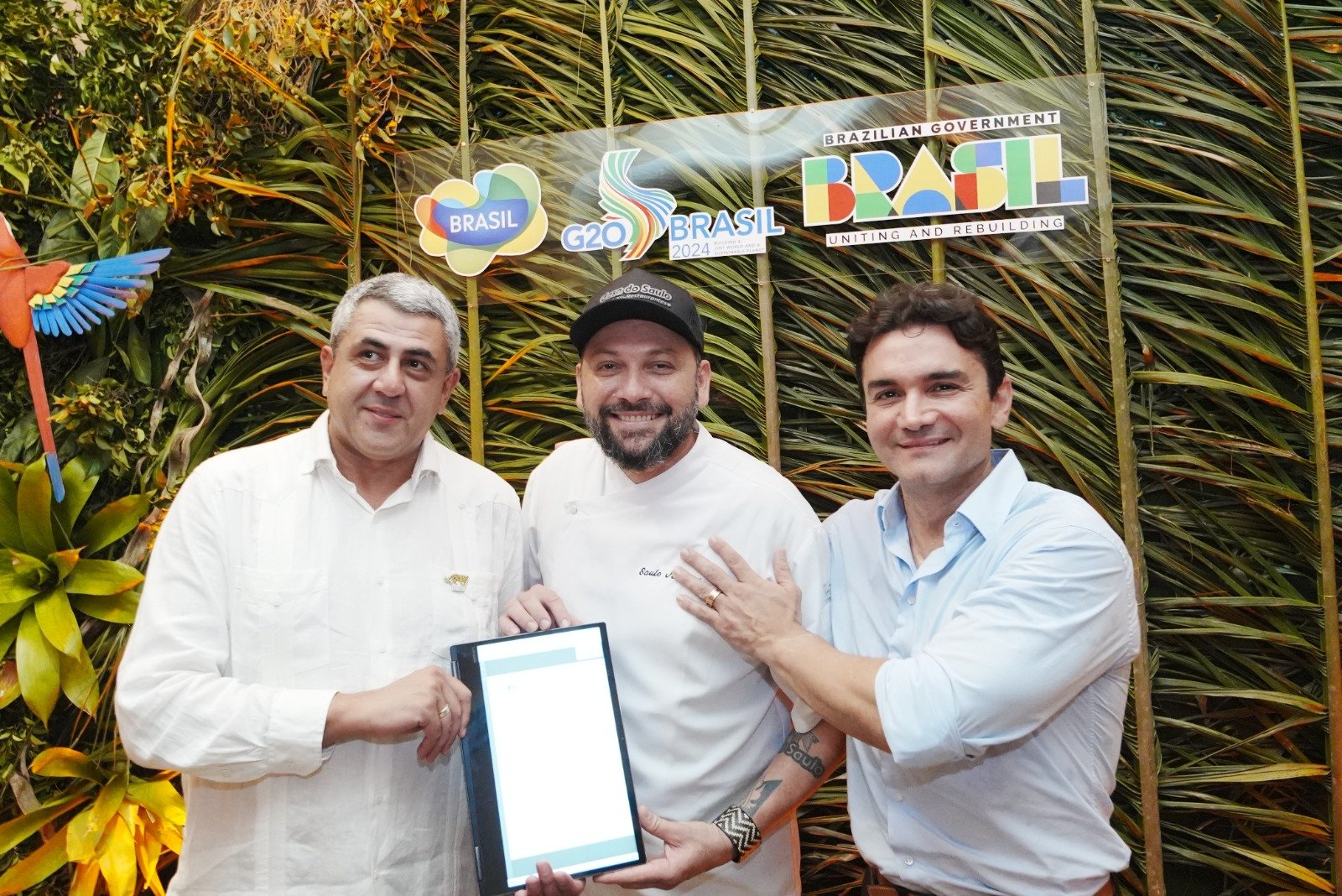 Ministro do Turismo Celso Sabino, ao lado do chefe de cozinha Saulo Jennings.