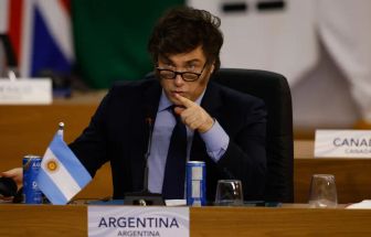 Milei restringe imigração e permanência de estrangeiros na Argentina