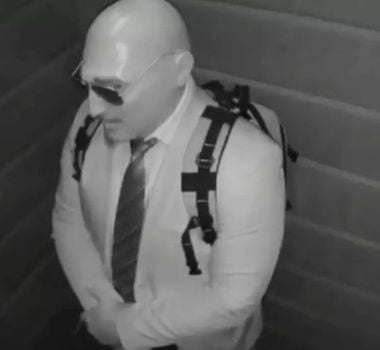 Imagem - Vídeo: homem furta R$ 90 mil em prédio de luxo ousando máscara realista;