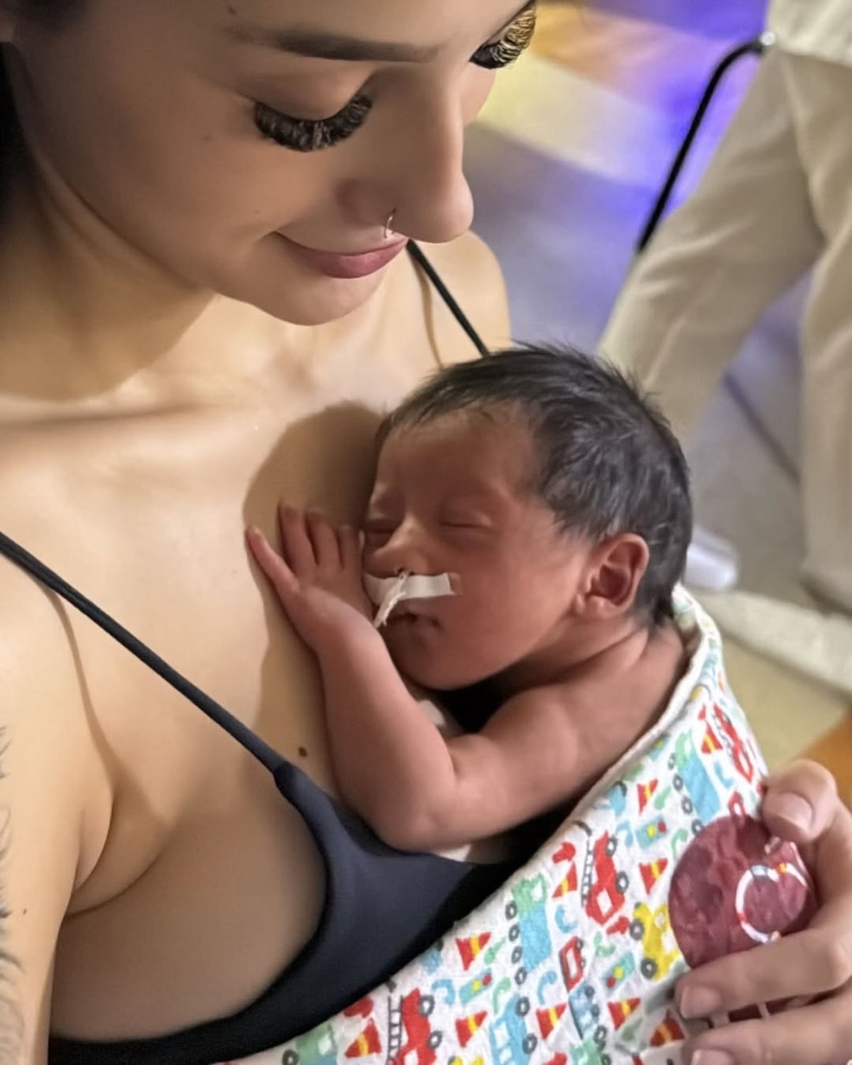 A filha da influenciadora, que nasceu há três semanas, está quase atingindo o peso necessário para sair do hospital