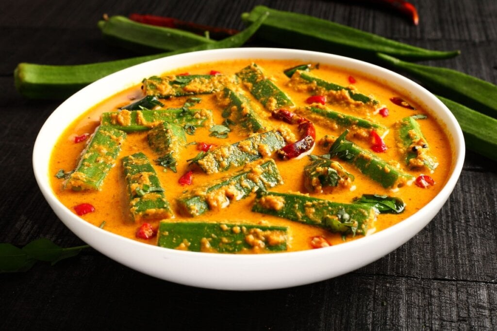 Curry de quiabo (Imagem: SAM THOMAS A | Shutterstock)