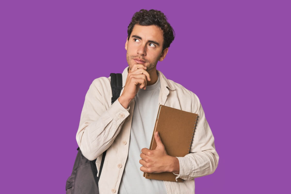 Preparação para o novo modelo de redação da Fuvest pode reduzir a dificuldade dos candidatos (Imagem: Asier Romer | Shutterstock) 
