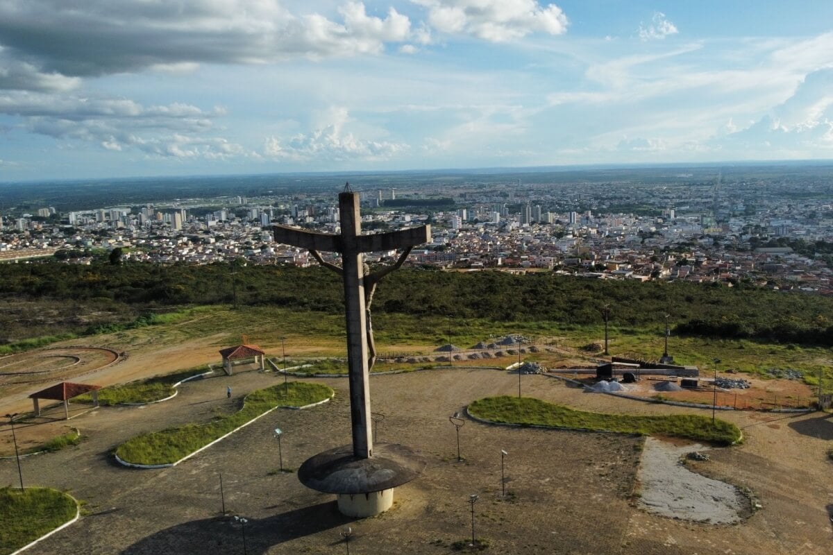 Vitória da Conquista é a terceira maior cidade da Bahia e tem completa infraestrutura e opções de lazer para os turistas (Imagem: Felinto A Frota Lopes | Shutterstock) 