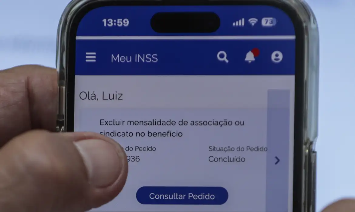 (O pedido deve ser feito pelo aplicativo Meu INSS, pelo site ou pelo telefone 135.)