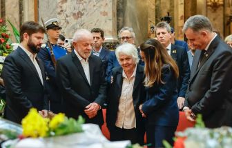 Milhares de uruguaios se despedem de Pepe Mujica em funeral