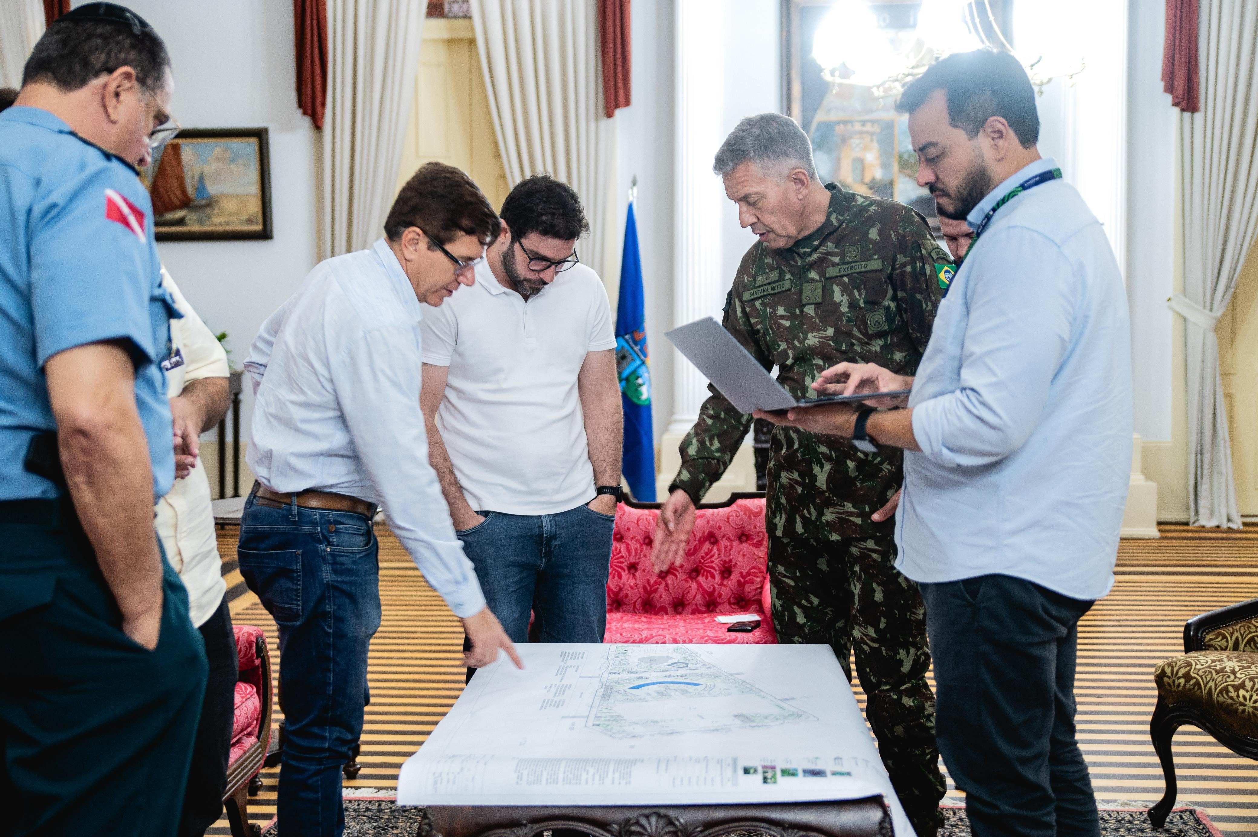 (A primeira ação do programa será a adoção da Praça da Bandeira, no bairro da Campina, pelo Exército Brasileiro.)