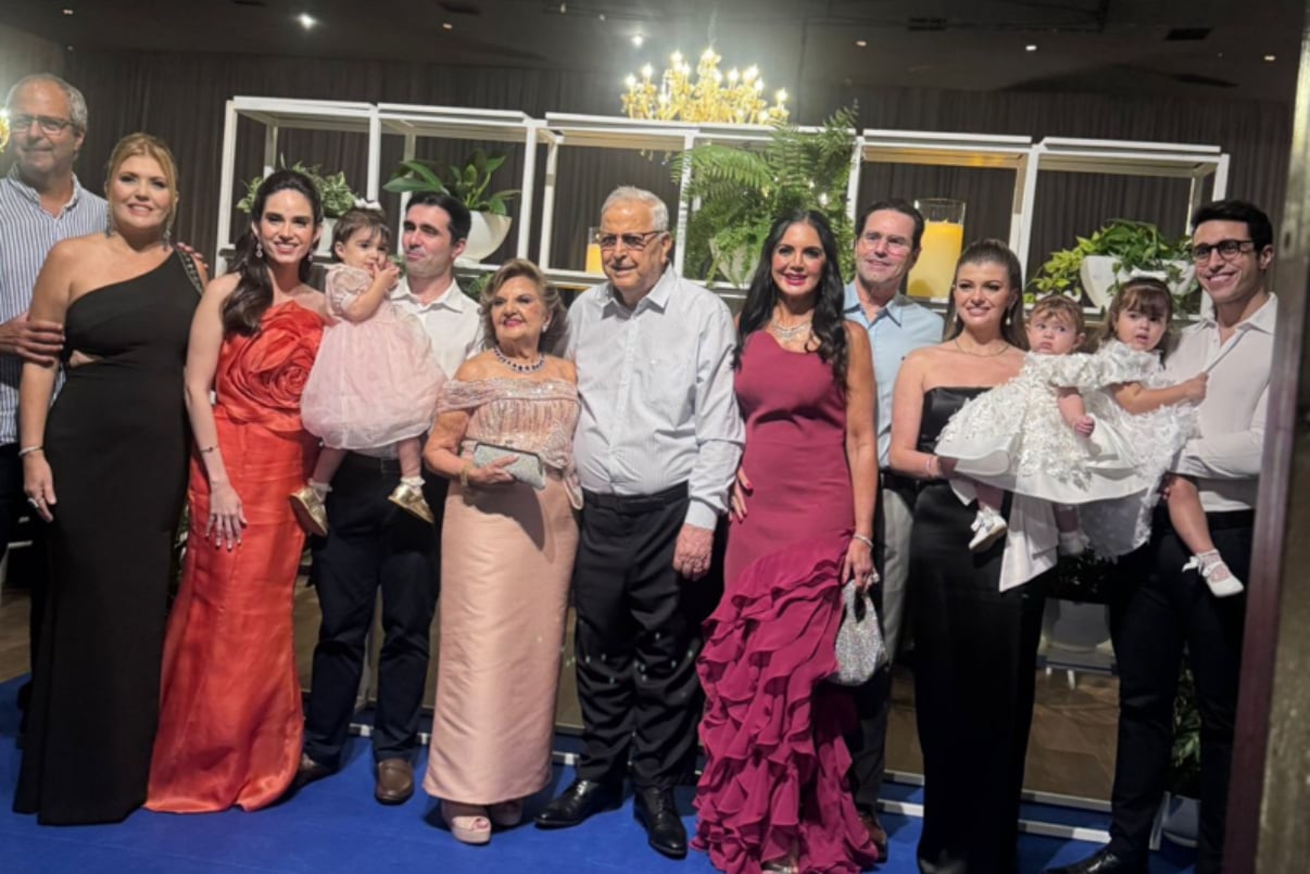 Antônio e Cléa Farah cercados pelos filhos, nora, genro, netos e bisnetos