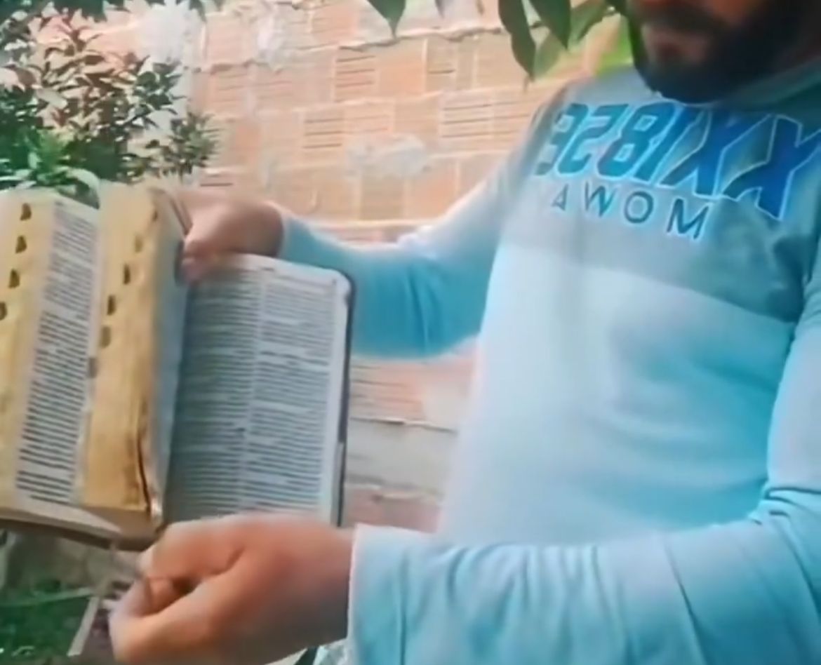 Imagem - Homem que queimou a Bíblia é encontrado morto; assista