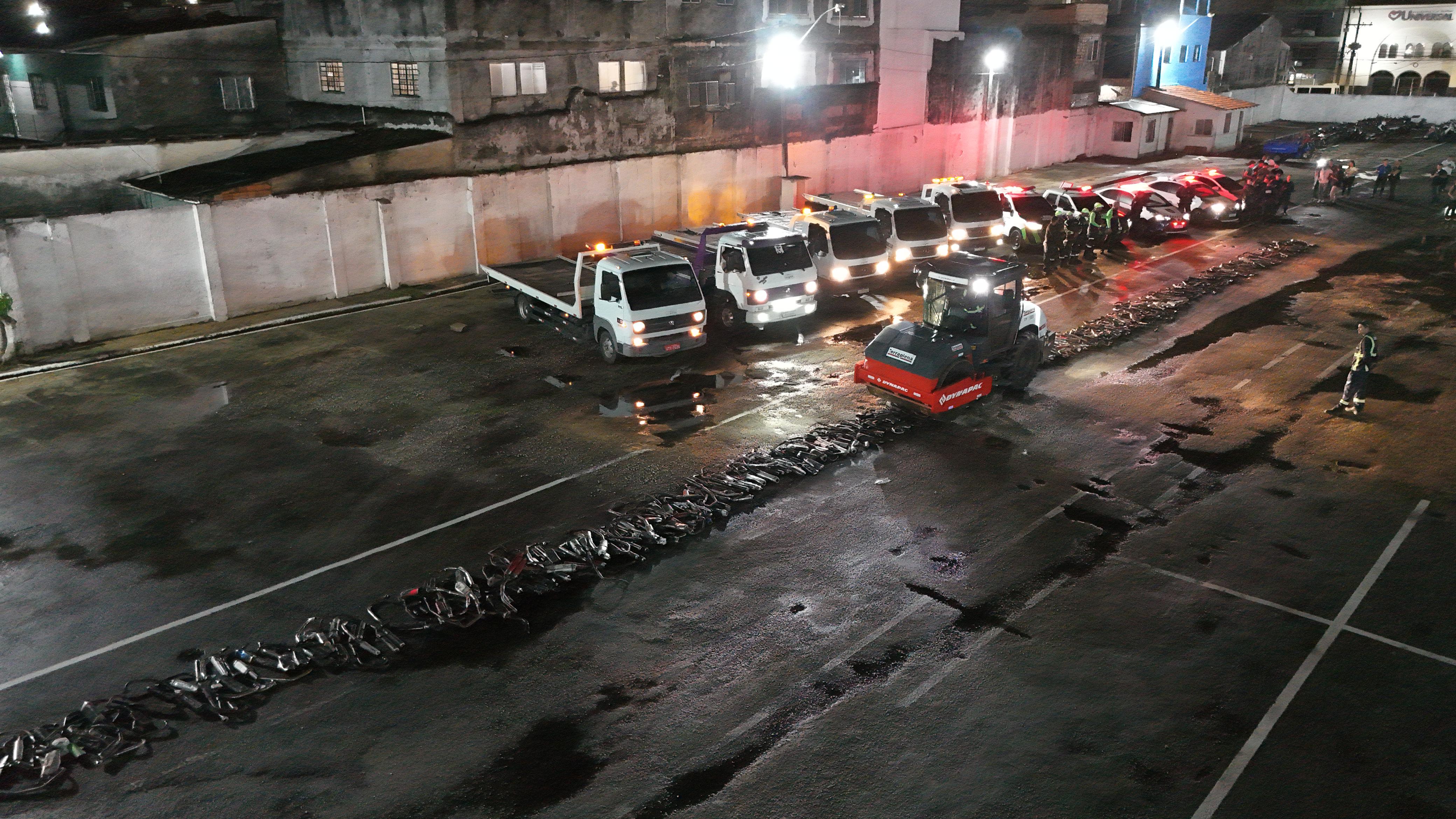Imagem - Cerca de 1000 escapamentos de motocicletas adulterados são destruídos, em Belém; assista