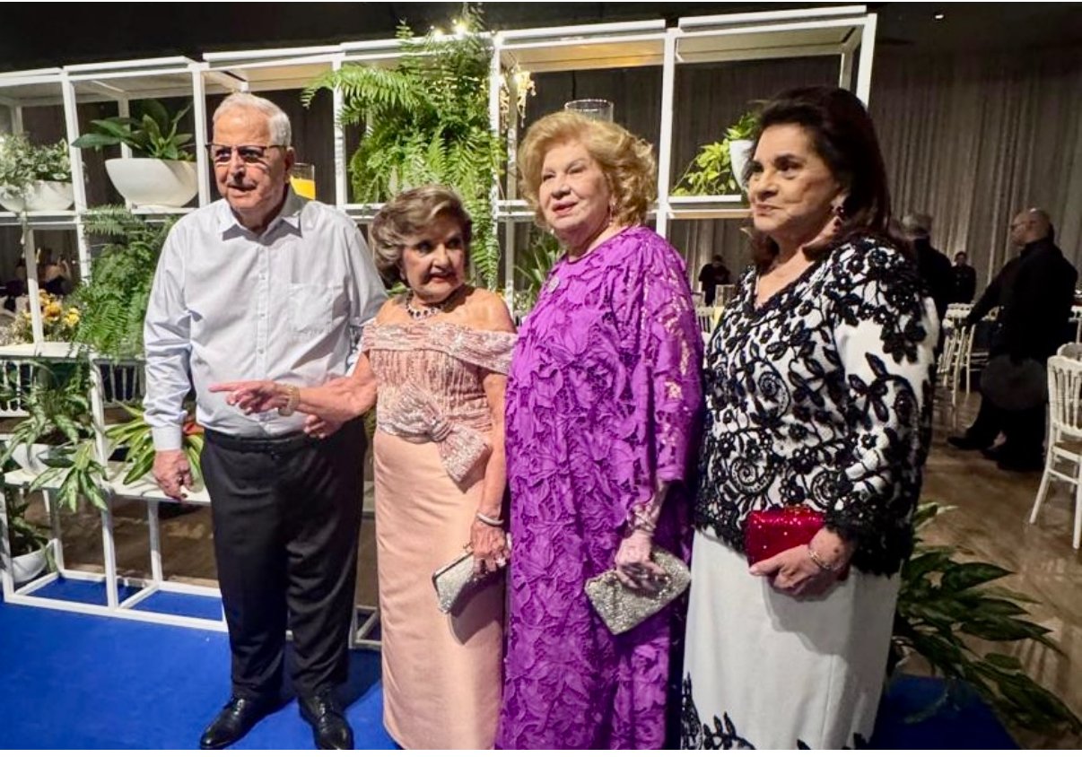 Cléa e o aniversariante, Antônio Farah, com as amigas Célia Cavalcante e Vera Athias 