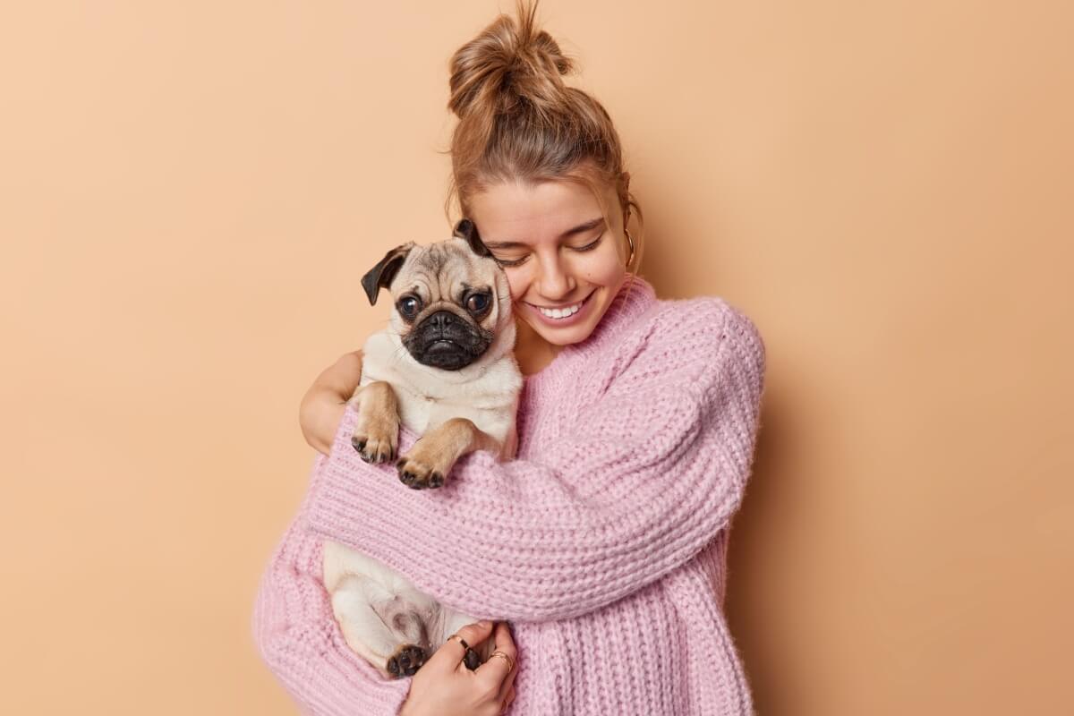 Algumas raças de cachorro são naturalmente dóceis, pacientes e sociáveis (Imagem: Cast Of Thousands | Shutterstock) 
