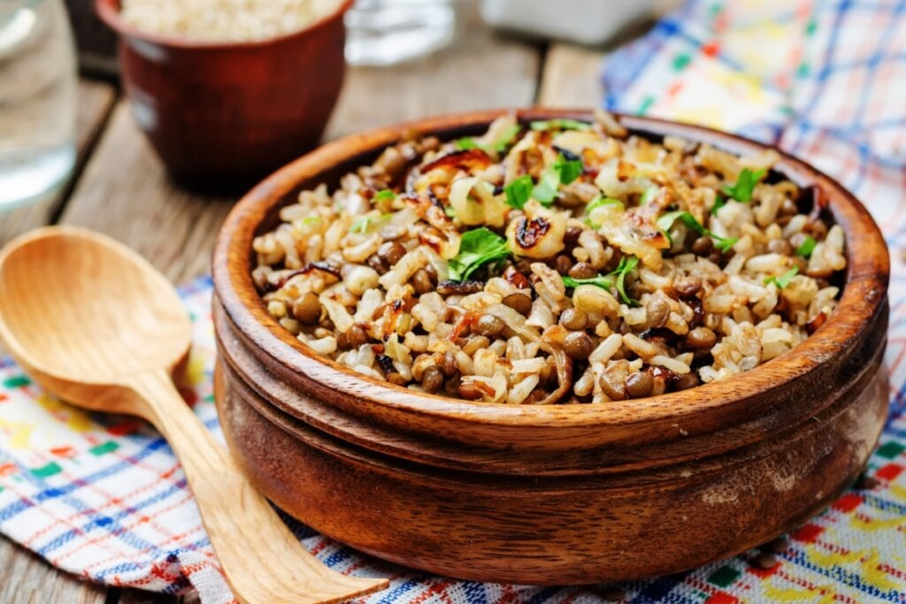 Arroz com lentilha e cebola caramelizada (Imagem: Nataliya Arzamasova | Shutterstock)