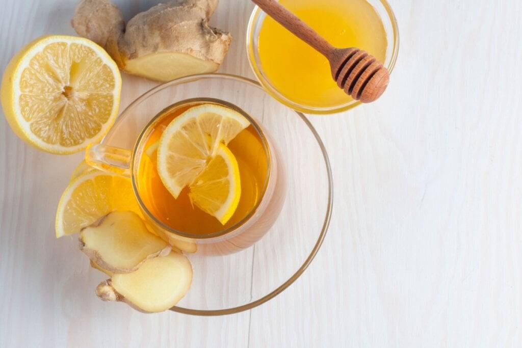Chá de gengibre, limão e hortelã (Imagem: CreatoraLab | Shutterstock)