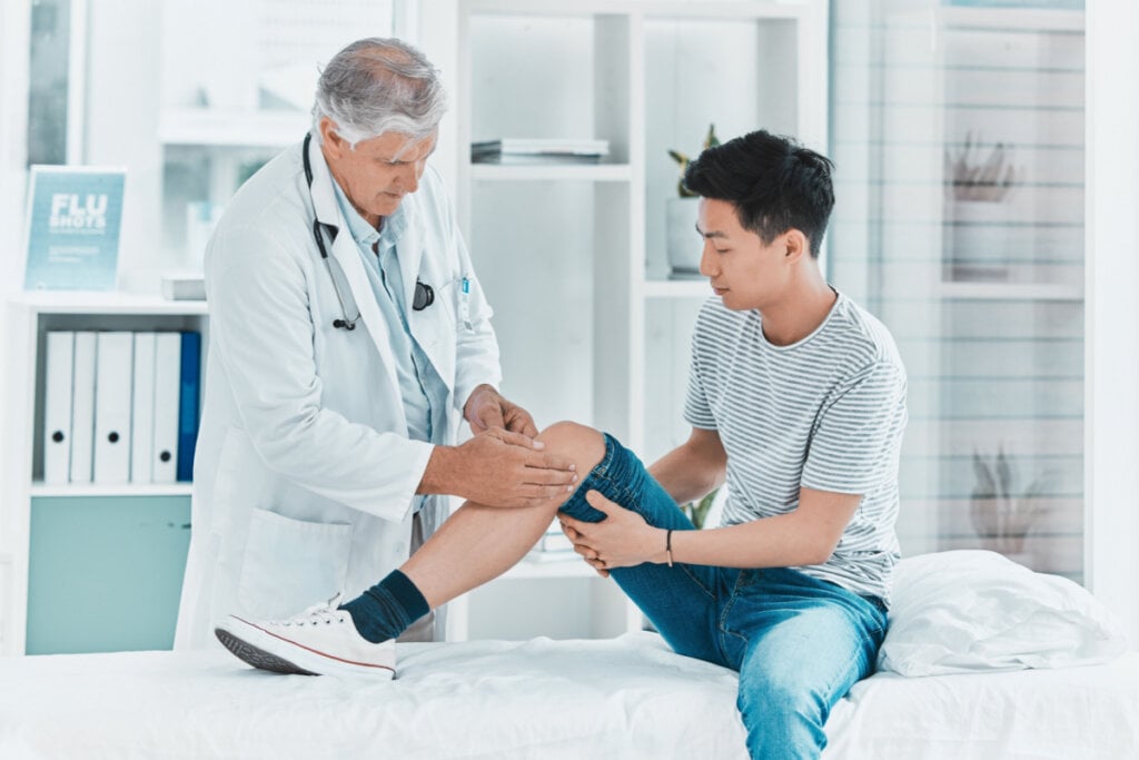 É importante procurar ajuda médica para controlar a Síndrome de Ehlers-Danlos (Imagem: PeopleImages.com &#8211; Yuri A | Shutterstock)