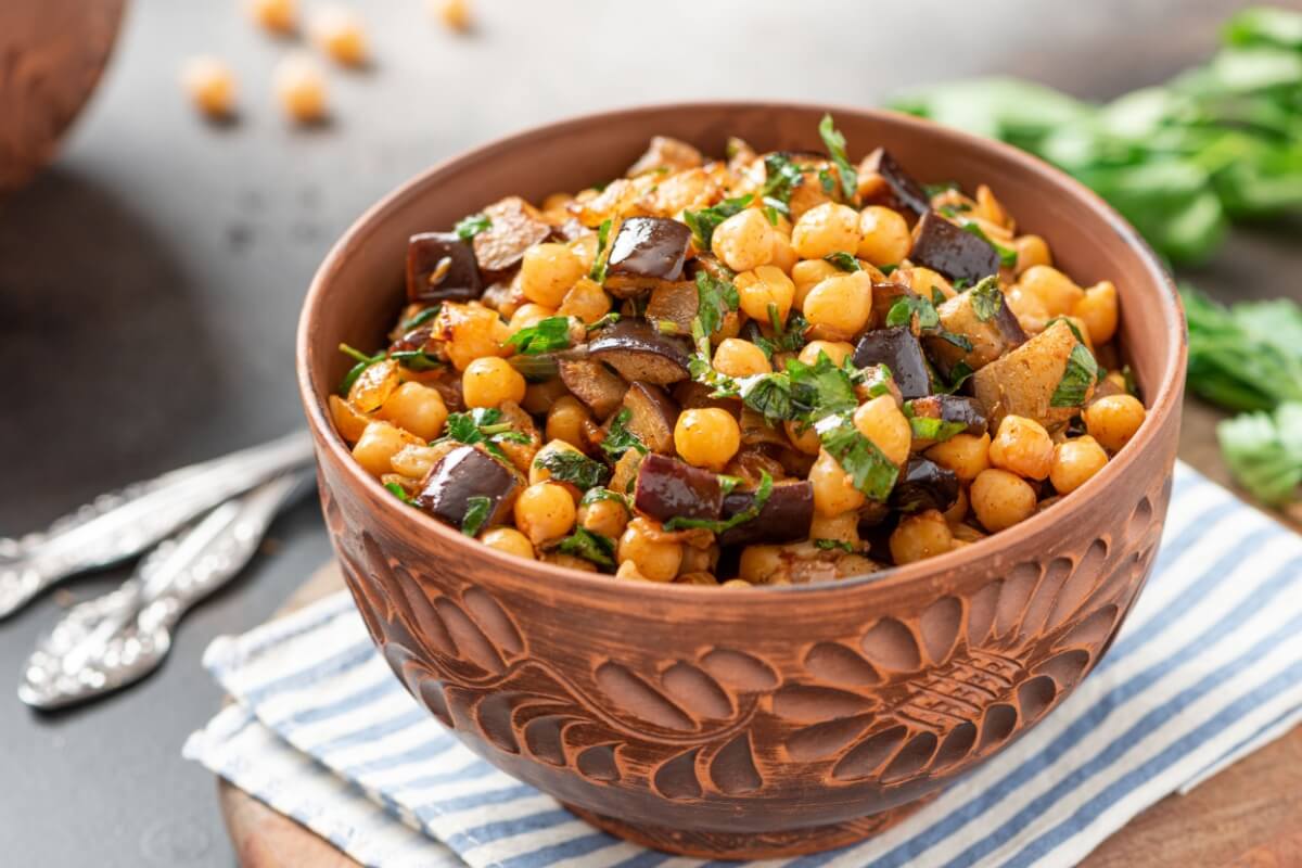 Grão-de-bico com berinjela salteada (Imagem: Svetlana Monyakova | Shutterstock)