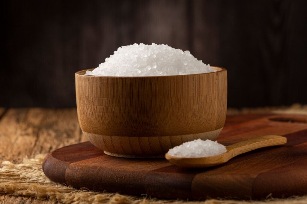 O consumo excessivo de sal pode aumentar a pressão arterial (Imagem: WS-Studio | Shutterstock) 