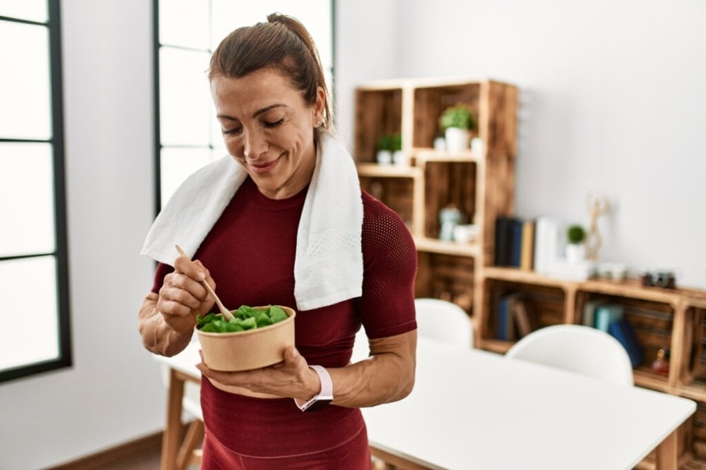 Uma alimentação equilibrada junto a uma rotina de exercícios físicos pode ajudar a reverter a resistência insulínica e o pré-diabetes (Imagem: Krakenimages.com | Shutterstock) 