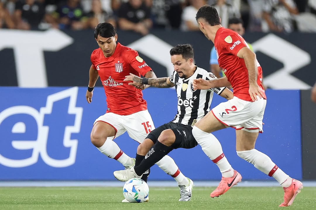 Imagem - Artur marca golaço e Botafogo vence o Estudiantes na Libertadores