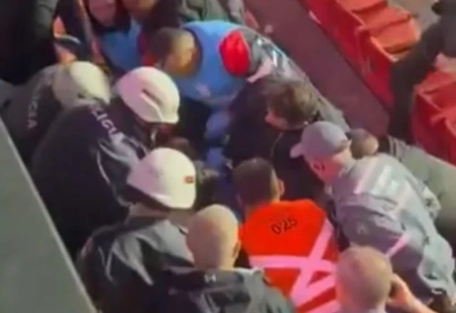 Imagem - Dois torcedores são internados após queda de placa de metal durante jogo do São Paulo