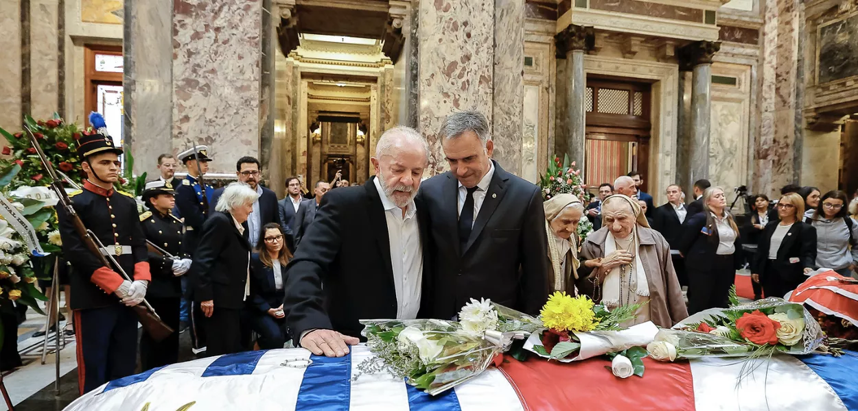 Imagem - Lula comparece ao velório de Pepe Mujica no Uruguai; 'saio daqui com muita tristeza'