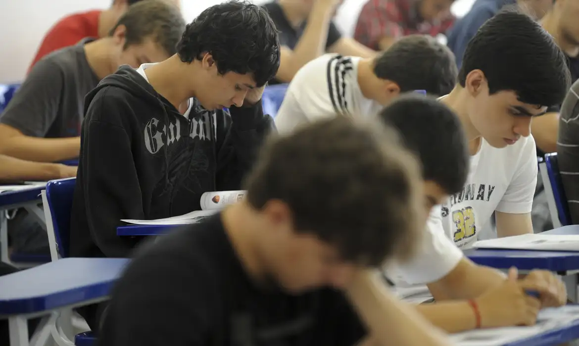 (Os candidatos da lista de espera são os estudantes que não foram pré-selecionados na chamada única do processo seletivo do programa federal.)
