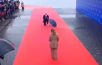 Vídeo: Durante encontro político, primeiro-ministro da Albânia, recebe primeira-ministra da Itália de joelhos